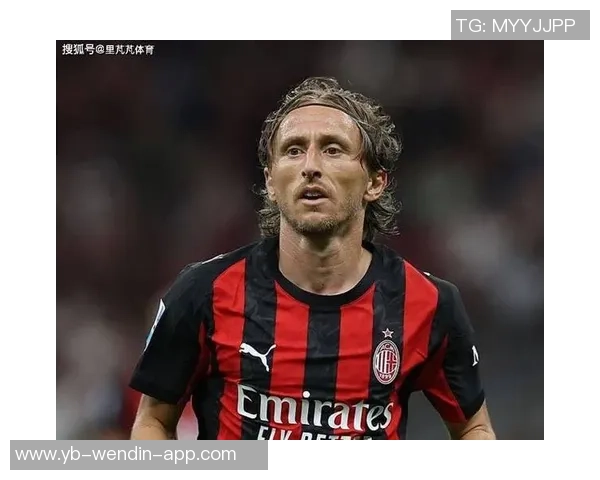 米兰发布意大利超级杯海报迈尼昂莫德里奇拉比奥特齐亮相